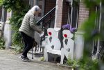Amsterdam 10 juni 2025
Jeroen Krabbe en Herma Krabbe komen thuis van boodschappen doen . Herma begint meteen een bankje schoon te maken .