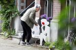 Amsterdam 10 juni 2025
Jeroen Krabbe en Herma Krabbe komen thuis van boodschappen doen . Herma begint meteen een bankje schoon te maken .