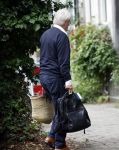 Amsterdam 10 juni 2025
Jeroen Krabbe en Herma Krabbe komen thuis van boodschappen doen . Herma begint meteen een bankje schoon te maken .