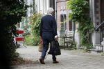 Amsterdam 10 juni 2025
Jeroen Krabbe en Herma Krabbe komen thuis van boodschappen doen . Herma begint meteen een bankje schoon te maken .