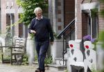 Amsterdam 10 juni 2025
Jeroen Krabbe en Herma Krabbe komen thuis van boodschappen doen . Herma begint meteen een bankje schoon te maken .