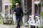 Amsterdam 10 juni 2025
Jeroen Krabbe en Herma Krabbe komen thuis van boodschappen doen . Herma begint meteen een bankje schoon te maken .
