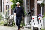 Amsterdam 10 juni 2025
Jeroen Krabbe en Herma Krabbe komen thuis van boodschappen doen . Herma begint meteen een bankje schoon te maken .