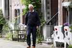 Amsterdam 10 juni 2025
Jeroen Krabbe en Herma Krabbe komen thuis van boodschappen doen . Herma begint meteen een bankje schoon te maken .