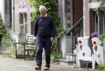 Amsterdam 10 juni 2025
Jeroen Krabbe en Herma Krabbe komen thuis van boodschappen doen . Herma begint meteen een bankje schoon te maken .