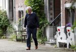 Amsterdam 10 juni 2025
Jeroen Krabbe en Herma Krabbe komen thuis van boodschappen doen . Herma begint meteen een bankje schoon te maken .