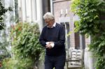 Amsterdam 10 juni 2025
Jeroen Krabbe en Herma Krabbe komen thuis van boodschappen doen . Herma begint meteen een bankje schoon te maken .