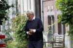 Amsterdam 10 juni 2025
Jeroen Krabbe en Herma Krabbe komen thuis van boodschappen doen . Herma begint meteen een bankje schoon te maken .
