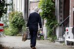 Amsterdam 10 juni 2025
Jeroen Krabbe en Herma Krabbe komen thuis van boodschappen doen . Herma begint meteen een bankje schoon te maken .