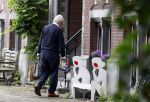 Amsterdam 10 juni 2025
Jeroen Krabbe en Herma Krabbe komen thuis van boodschappen doen . Herma begint meteen een bankje schoon te maken .