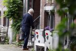 Amsterdam 10 juni 2025
Jeroen Krabbe en Herma Krabbe komen thuis van boodschappen doen . Herma begint meteen een bankje schoon te maken .