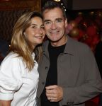 Amsterdam 1 juni 2025
Rene Froger krijgt na de laatste toppers in concert een koninklijke onderscheiding in de Johan Cruyff arena . Jeroen v d Boom en zijn vrouw Dany