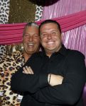 Amsterdam 1 juni 2025
Rene Froger krijgt na de laatste toppers in concert een koninklijke onderscheiding in de Johan Cruyff arena . De hele familike van Rene en Natasja is aanwezig . Natacha Danny Froger ( met vrouw) Didier Froger(met vriendin) en Maxim Froger (met vriendin) Ook Gerard Joling Jeroen v d Boom en Jan Smit waren natuurlijk aanwezig. JOHN WEST EN COOR ( OOM JAN SMIT)