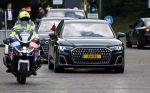Amersfoort 18 juni 2023
Koning Willem Alexander en Prinses Amalia aanwezig bij de nieuwe standaard die overhandigt zal worden aan het Regiment Huzaren Prinses Catharina-Amalia op de Prins Bernhardkazerne. Het is de eerste keer nadat Prinses Amalia haar arm gebroken heeft na val van het paard . Koning Willem Alexander heeft nieuwe verlengde audi A8
