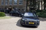 Amersfoort 18 juni 2023
Koning Willem Alexander en Prinses Amalia aanwezig bij de nieuwe standaard die overhandigt zal worden aan het Regiment Huzaren Prinses Catharina-Amalia op de Prins Bernhardkazerne. Het is de eerste keer nadat Prinses Amalia haar arm gebroken heeft na val van het paard . Koning Willem Alexander heeft nieuwe verlengde audi A8
