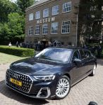 Amersfoort 18 juni 2023
Koning Willem Alexander en Prinses Amalia aanwezig bij de nieuwe standaard die overhandigt zal worden aan het Regiment Huzaren Prinses Catharina-Amalia op de Prins Bernhardkazerne. Het is de eerste keer nadat Prinses Amalia haar arm gebroken heeft na val van het paard . Koning Willem Alexander heeft nieuwe verlengde audi A8