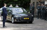 Amersfoort 18 juni 2023
Koning Willem Alexander en Prinses Amalia aanwezig bij de nieuwe standaard die overhandigt zal worden aan het Regiment Huzaren Prinses Catharina-Amalia op de Prins Bernhardkazerne. Het is de eerste keer nadat Prinses Amalia haar arm gebroken heeft na val van het paard . Koning Willem Alexander heeft nieuwe verlengde audi A8