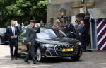 Amersfoort 18 juni 2023
Koning Willem Alexander en Prinses Amalia aanwezig bij de nieuwe standaard die overhandigt zal worden aan het Regiment Huzaren Prinses Catharina-Amalia op de Prins Bernhardkazerne. Het is de eerste keer nadat Prinses Amalia haar arm gebroken heeft na val van het paard . Koning Willem Alexander heeft nieuwe verlengde audi A8