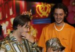 Amsterdam 1 juni 2025
Rene Froger krijgt na de laatste toppers in concert een koninklijke onderscheiding in de Johan Cruyff arena . De hele familike van Rene en Natasja is aanwezig . Natacha Danny Froger ( met vrouw) Didier Froger(met vriendin) en Maxim Froger (met vriendin) Ook Gerard Joling Jeroen v d Boom en Jan Smit waren natuurlijk aanwezig.