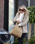 Wilnis 25 mei 2025
Noa Braaf de nieuwe vriendin van Andre Hazes arriveert bij zijn huis . Nadat Andre Hazes de hond heeft uitgelaten haalt Djarno Hofland hem op om naar een optreden in Amsterdam te gaan