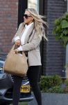 Wilnis 25 mei 2025
Noa Braaf de nieuwe vriendin van Andre Hazes arriveert bij zijn huis . Nadat Andre Hazes de hond heeft uitgelaten haalt Djarno Hofland hem op om naar een optreden in Amsterdam te gaan