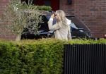 Wilnis 25 mei 2025
Noa Braaf de nieuwe vriendin van Andre Hazes arriveert bij zijn huis . Nadat Andre Hazes de hond heeft uitgelaten haalt Djarno Hofland hem op om naar een optreden in Amsterdam te gaan