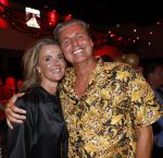 Amsterdam 1 juni 2025
Rene Froger krijgt na de laatste toppers in concert een koninklijke onderscheiding in de Johan Cruyff arena . De hele familike van Rene en Natasja is aanwezig . Natacha Danny Froger ( met vrouw) Didier Froger(met vriendin) en Maxim Froger (met vriendin) Ook Gerard Joling Jeroen v d Boom en Jan Smit waren natuurlijk aanwezig. Pieter v d Hoogenband met zijn vrouw Marie Jose