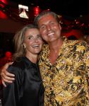 Amsterdam 1 juni 2025
Rene Froger krijgt na de laatste toppers in concert een koninklijke onderscheiding in de Johan Cruyff arena . De hele familike van Rene en Natasja is aanwezig . Natacha Danny Froger ( met vrouw) Didier Froger(met vriendin) en Maxim Froger (met vriendin) Ook Gerard Joling Jeroen v d Boom en Jan Smit waren natuurlijk aanwezig. Pieter v d Hoogenband met zijn vrouw Marie Jose