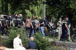 Amsterdam 19 juni 2025
Extinction Rebellion is een internationale, activistische beweging die zich verzet tegen klimaatverandering en het verlies van biodiversiteit. Ze hebben met boten twee bruggen op de grachten geblokkeerd . Meerdere rondvaartboten konden er niet door . Op die boten zaten oa Michael v Gerwen Won Yip irene v d Laar Martijn Koolhoven David Bijlsma en Carolien ter Linden . Er was veel politie aanwezig
