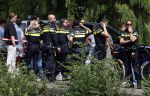 Amsterdam 19 juni 2025
Extinction Rebellion is een internationale, activistische beweging die zich verzet tegen klimaatverandering en het verlies van biodiversiteit. Ze hebben met boten twee bruggen op de grachten geblokkeerd . Meerdere rondvaartboten konden er niet door . Op die boten zaten oa Michael v Gerwen Won Yip irene v d Laar Martijn Koolhoven David Bijlsma en Carolien ter Linden . Er was veel politie aanwezig