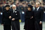 Delft 15 oktober 2002

Begrafenis Prins Claus.
Koningin Beatrix, Prins Friso, Prins Constantijn, Prinses Laurentien, Prins Willem Alexander en Maxima
Prins Maurits, Marilene, Prins Bernhard , Prins Bernhard jr, Prinses Irene, Prinses Juliana, Prinses Cristina, Prinses Margriet, Pieter v Vollenhoven, Prins Carlos, Prins Jaime, Prinses Carolina, Mabel Wisse Smit
Peter Smulders bv