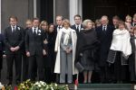Soestdijk 5 december 2004
Prins Bernhard wordt vanaf  Paleis Soestdijk naar paleis Noordeinde gebracht. Prins Friso Mabel Wisse Smit Prins Jaime Prinses Carolina Prinses Margarita Prins Carlos Prinses Laurentien Prins Friso Prins Willem Alexander Amalia Prinses Maxima Prinses Juliana Prinses Annette Prins  Floris Prinses Marilene Prins Maurits en Prins Pieter Christiaan op bordes. Koningin Beatrix Prinses Irene Prinses Christina Prinses Margriet en Pieter v Vollenhoven
Peter Smulders bv
