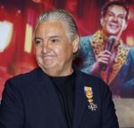 Amsterdam 1 juni 2025
Rene Froger krijgt na de laatste toppers in concert een koninklijke onderscheiding in de Johan Cruyff arena . De hele familike van Rene en Natasja is aanwezig . Natacha Danny Froger ( met vrouw) Didier Froger(met vriendin) en Maxim Froger (met vriendin) Ook Gerard Joling Jeroen v d Boom en Jan Smit waren natuurlijk aanwezig.