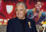 Amsterdam 1 juni 2025
Rene Froger krijgt na de laatste toppers in concert een koninklijke onderscheiding in de Johan Cruyff arena . De hele familike van Rene en Natasja is aanwezig . Natacha Danny Froger ( met vrouw) Didier Froger(met vriendin) en Maxim Froger (met vriendin) Ook Gerard Joling Jeroen v d Boom en Jan Smit waren natuurlijk aanwezig.
