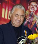 Amsterdam 1 juni 2025
Rene Froger krijgt na de laatste toppers in concert een koninklijke onderscheiding in de Johan Cruyff arena . De hele familike van Rene en Natasja is aanwezig . Natacha Danny Froger ( met vrouw) Didier Froger(met vriendin) en Maxim Froger (met vriendin) Ook Gerard Joling Jeroen v d Boom en Jan Smit waren natuurlijk aanwezig.