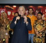 Amsterdam 1 juni 2025
Rene Froger krijgt na de laatste toppers in concert een koninklijke onderscheiding in de Johan Cruyff arena . De hele familike van Rene en Natasja is aanwezig . Natacha Danny Froger ( met vrouw) Didier Froger(met vriendin) en Maxim Froger (met vriendin) Ook Gerard Joling Jeroen v d Boom en Jan Smit waren natuurlijk aanwezig.