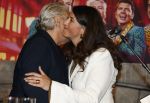 Amsterdam 1 juni 2025
Rene Froger krijgt na de laatste toppers in concert een koninklijke onderscheiding in de Johan Cruyff arena . De hele familike van Rene en Natasja is aanwezig . Natacha Danny Froger ( met vrouw) Didier Froger(met vriendin) en Maxim Froger (met vriendin) Ook Gerard Joling Jeroen v d Boom en Jan Smit waren natuurlijk aanwezig. Rene Froger krijgt koninklijke onderscheiding van burgemeester Barbara de Reijke  (Blaricum ) opgespeld. OOk de commisaris v de koningin Arthur v Dijk was aanwezig