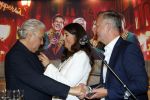 Amsterdam 1 juni 2025
Rene Froger krijgt na de laatste toppers in concert een koninklijke onderscheiding in de Johan Cruyff arena . De hele familike van Rene en Natasja is aanwezig . Natacha Danny Froger ( met vrouw) Didier Froger(met vriendin) en Maxim Froger (met vriendin) Ook Gerard Joling Jeroen v d Boom en Jan Smit waren natuurlijk aanwezig. Rene Froger krijgt koninklijke onderscheiding van burgemeester Barbara de Reijke  (Blaricum ) opgespeld. OOk de commisaris v de koningin Arthur v Dijk was aanwezig