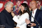 Amsterdam 1 juni 2025
Rene Froger krijgt na de laatste toppers in concert een koninklijke onderscheiding in de Johan Cruyff arena . De hele familike van Rene en Natasja is aanwezig . Natacha Danny Froger ( met vrouw) Didier Froger(met vriendin) en Maxim Froger (met vriendin) Ook Gerard Joling Jeroen v d Boom en Jan Smit waren natuurlijk aanwezig. Rene Froger krijgt koninklijke onderscheiding van burgemeester Barbara de Reijke  (Blaricum ) opgespeld. OOk de commisaris v de koningin Arthur v Dijk was aanwezig