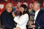 Amsterdam 1 juni 2025
Rene Froger krijgt na de laatste toppers in concert een koninklijke onderscheiding in de Johan Cruyff arena . De hele familike van Rene en Natasja is aanwezig . Natacha Danny Froger ( met vrouw) Didier Froger(met vriendin) en Maxim Froger (met vriendin) Ook Gerard Joling Jeroen v d Boom en Jan Smit waren natuurlijk aanwezig. Rene Froger krijgt koninklijke onderscheiding van burgemeester Barbara de Reijke  (Blaricum ) opgespeld. OOk de commisaris v de koningin Arthur v Dijk was aanwezig