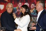 Amsterdam 1 juni 2025
Rene Froger krijgt na de laatste toppers in concert een koninklijke onderscheiding in de Johan Cruyff arena . De hele familike van Rene en Natasja is aanwezig . Natacha Danny Froger ( met vrouw) Didier Froger(met vriendin) en Maxim Froger (met vriendin) Ook Gerard Joling Jeroen v d Boom en Jan Smit waren natuurlijk aanwezig. Rene Froger krijgt koninklijke onderscheiding van burgemeester Barbara de Reijke  (Blaricum ) opgespeld. OOk de commisaris v de koningin Arthur v Dijk was aanwezig