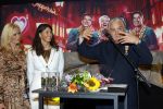 Amsterdam 1 juni 2025
Rene Froger krijgt na de laatste toppers in concert een koninklijke onderscheiding in de Johan Cruyff arena . De hele familike van Rene en Natasja is aanwezig . Natacha Danny Froger ( met vrouw) Didier Froger(met vriendin) en Maxim Froger (met vriendin) Ook Gerard Joling Jeroen v d Boom en Jan Smit waren natuurlijk aanwezig. Rene Froger krijgt koninklijke onderscheiding van burgemeester Barbara de Reijke  (Blaricum ) opgespeld. OOk de commisaris v de koningin Arthur v Dijk was aanwezig