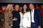 Amsterdam 1 juni 2025
Rene Froger krijgt na de laatste toppers in concert een koninklijke onderscheiding in de Johan Cruyff arena . De hele familike van Rene en Natasja is aanwezig . Natacha Danny Froger ( met vrouw) Didier Froger(met vriendin) en Maxim Froger (met vriendin) Ook Gerard Joling Jeroen v d Boom en Jan Smit waren natuurlijk aanwezig. Rene Froger krijgt koninklijke onderscheiding van burgemeester Barbara de Reijke  (Blaricum ) opgespeld. OOk de commisaris v de koningin Arthur v Dijk was aanwezig