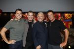 Amsterdam 1 juni 2025
Rene Froger krijgt na de laatste toppers in concert een koninklijke onderscheiding in de Johan Cruyff arena . De hele familike van Rene en Natasja is aanwezig . Natacha Danny Froger ( met vrouw) Didier Froger(met vriendin) en Maxim Froger (met vriendin) Ook Gerard Joling Jeroen v d Boom en Jan Smit waren natuurlijk aanwezig.