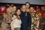 Amsterdam 1 juni 2025
Rene Froger krijgt na de laatste toppers in concert een koninklijke onderscheiding in de Johan Cruyff arena . De hele familike van Rene en Natasja is aanwezig . Natacha Danny Froger ( met vrouw) Didier Froger(met vriendin) en Maxim Froger (met vriendin) Ook Gerard Joling Jeroen v d Boom en Jan Smit waren natuurlijk aanwezig.