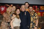 Amsterdam 1 juni 2025
Rene Froger krijgt na de laatste toppers in concert een koninklijke onderscheiding in de Johan Cruyff arena . De hele familike van Rene en Natasja is aanwezig . Natacha Danny Froger ( met vrouw) Didier Froger(met vriendin) en Maxim Froger (met vriendin) Ook Gerard Joling Jeroen v d Boom en Jan Smit waren natuurlijk aanwezig.