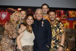 Amsterdam 1 juni 2025
Rene Froger krijgt na de laatste toppers in concert een koninklijke onderscheiding in de Johan Cruyff arena . De hele familike van Rene en Natasja is aanwezig . Natacha Danny Froger ( met vrouw) Didier Froger(met vriendin) en Maxim Froger (met vriendin) Ook Gerard Joling Jeroen v d Boom en Jan Smit waren natuurlijk aanwezig.