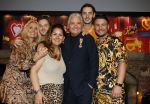 Amsterdam 1 juni 2025
Rene Froger krijgt na de laatste toppers in concert een koninklijke onderscheiding in de Johan Cruyff arena . De hele familike van Rene en Natasja is aanwezig . Natacha Danny Froger ( met vrouw) Didier Froger(met vriendin) en Maxim Froger (met vriendin) Ook Gerard Joling Jeroen v d Boom en Jan Smit waren natuurlijk aanwezig.