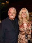 Amsterdam 1 juni 2025
Rene Froger krijgt na de laatste toppers in concert een koninklijke onderscheiding in de Johan Cruyff arena . Natasja Froger en Gerard Joling en Rene