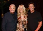 Amsterdam 1 juni 2025
Rene Froger krijgt na de laatste toppers in concert een koninklijke onderscheiding in de Johan Cruyff arena . Natasja Froger en Gerard Joling en Rene